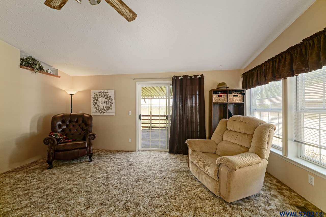 153 Hylo Road Southeast Salem, OR 97306 - Photo 10 of 41 a living room with furniture and a window