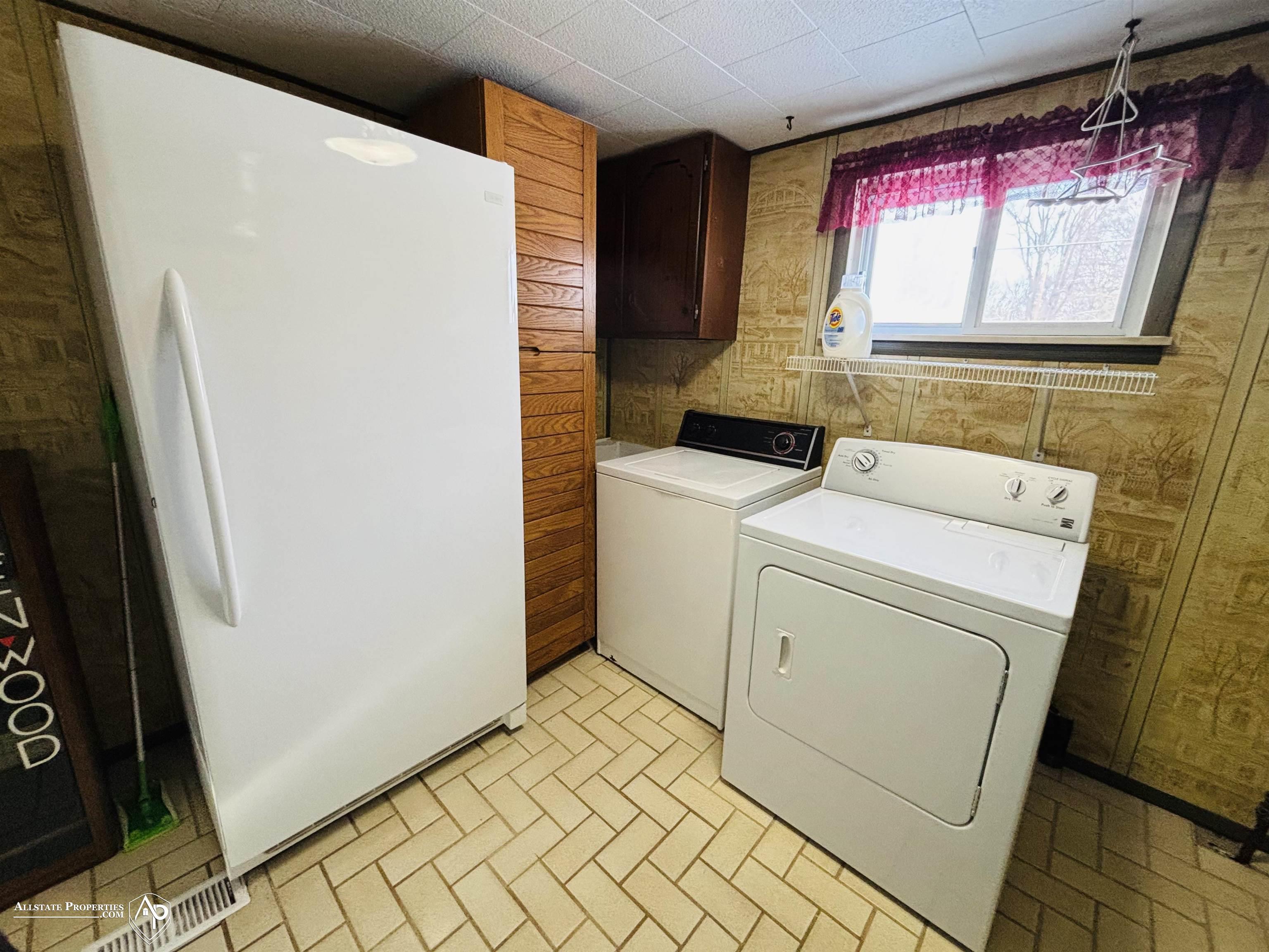 6304 Lapeer Road Burton, MI 48509 - Photo 20 of 24 50196076-1aff4a96-29c6-4079-a15d-0725c08aff70.JPG