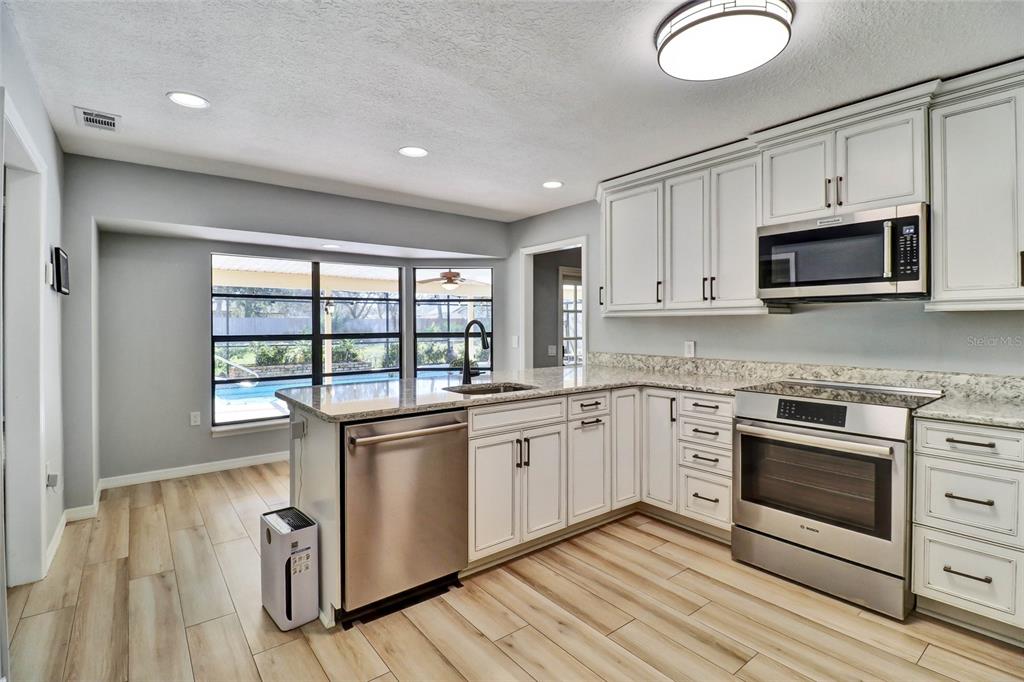 4318 Woodtree Lane Orlando, FL 32835 - Photo 10 of 61