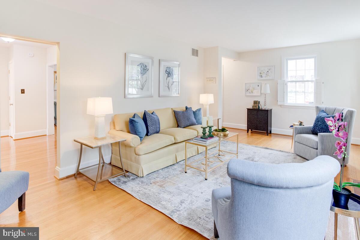 813 Kingston Road Baltimore, MD 21212 - Photo 20 of 55 Free flowing layout is perfect for entertaining