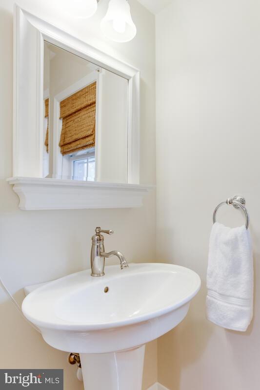813 Kingston Road Baltimore, MD 21212 - Photo 27 of 55 Half bathroom