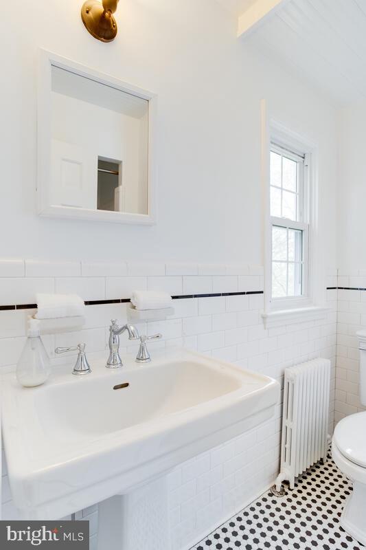 813 Kingston Road Baltimore, MD 21212 - Photo 36 of 55 Classic black and white tile bathroom