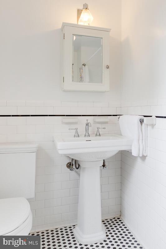 813 Kingston Road Baltimore, MD 21212 - Photo 43 of 55 Pedestal sink in hallway bathroom