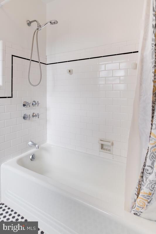 813 Kingston Road Baltimore, MD 21212 - Photo 44 of 55 Full tub with class black tile trim