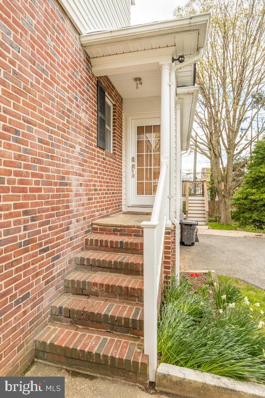 813 Kingston Road Baltimore, MD 21212 - Photo 51 of 55 Side entry leads to kitchen