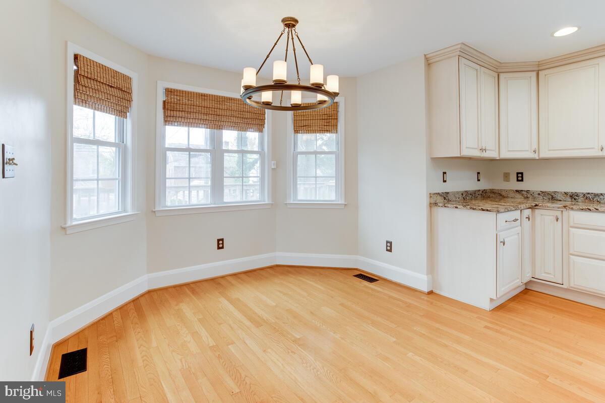 813 Kingston Road Baltimore, MD 21212 - Photo 8 of 55 Eat-in kitchen with bay window views