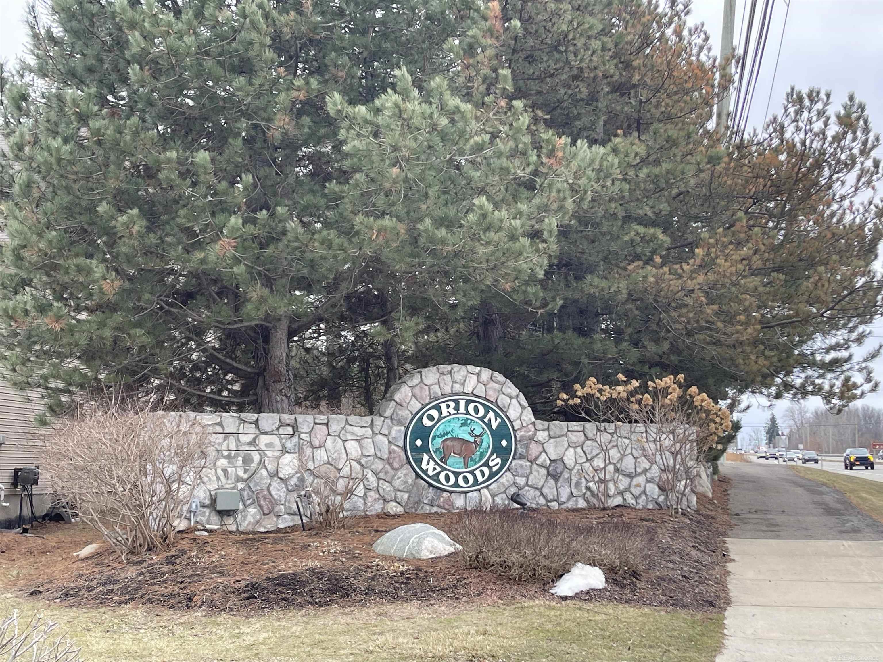 107 Eagle Ridge Road Lake Orion, MI 48360 - Photo 2 of 32 Subdivision Entrance