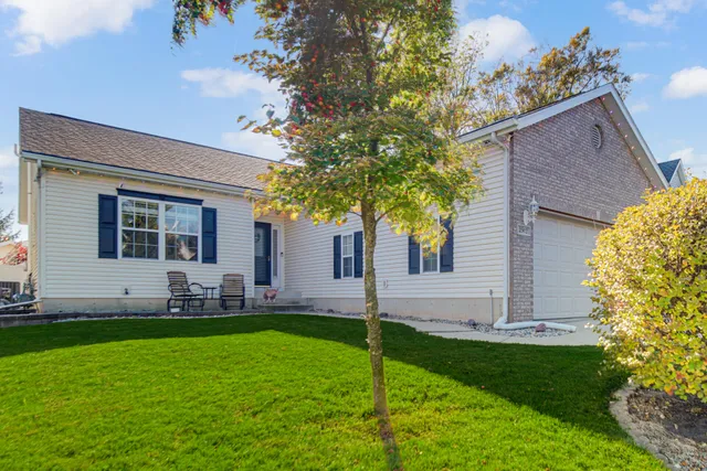 a view of a house with a yard