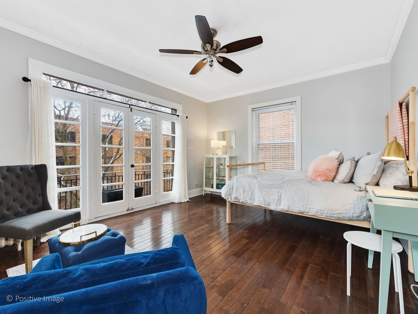 604 West Patterson Avenue, Unit 3A Chicago, IL 60613 - Photo 2 of 11 a living room with furniture and a wooden floor
