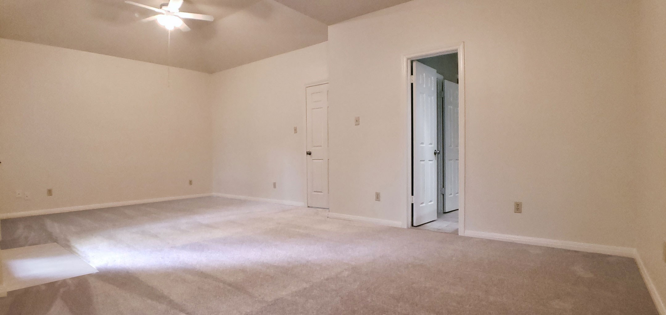 6607 Tournament Drive Houston, TX 77069 - Photo 17 of 46 an empty room with a bathroom