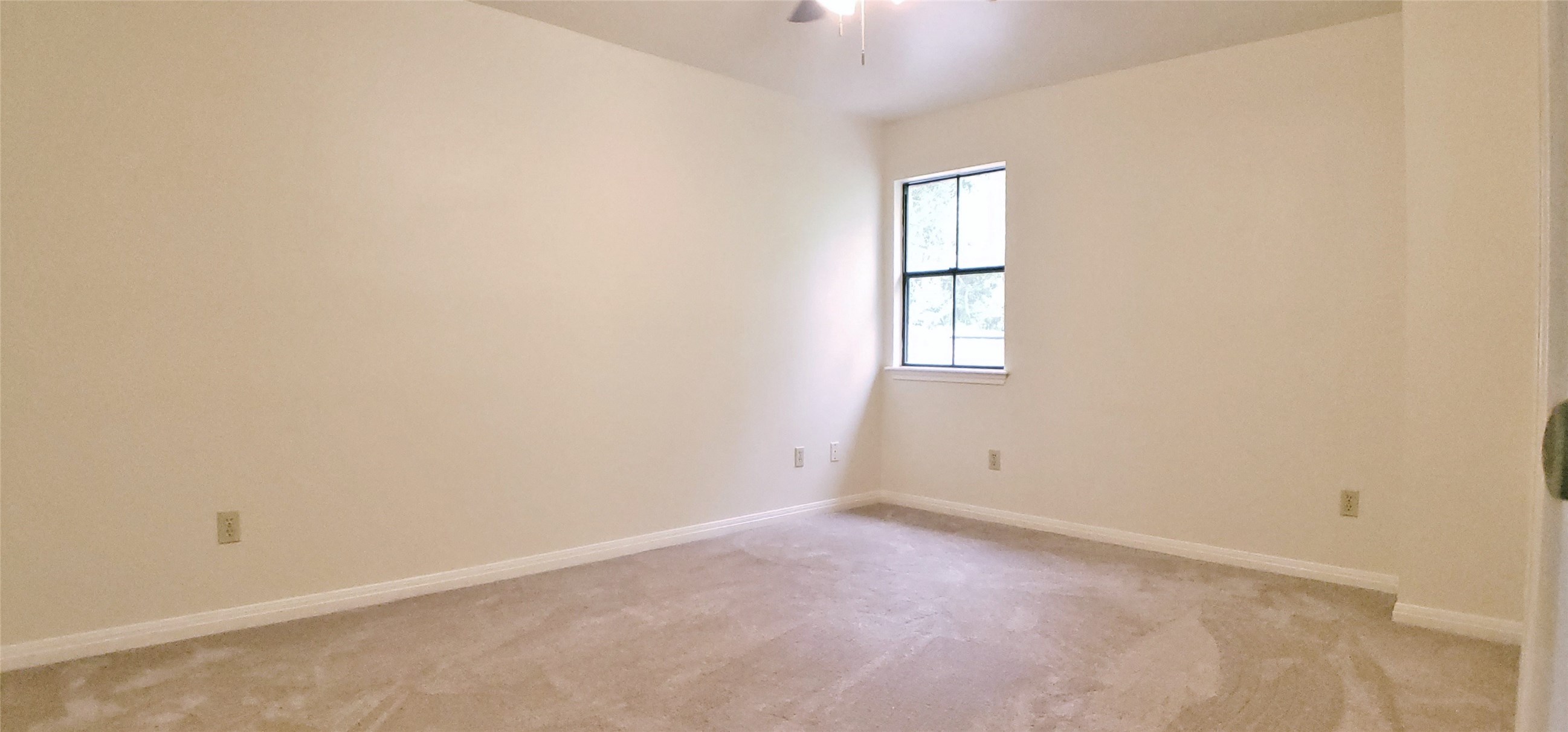 6607 Tournament Drive Houston, TX 77069 - Photo 30 of 46 an empty room with windows and closet