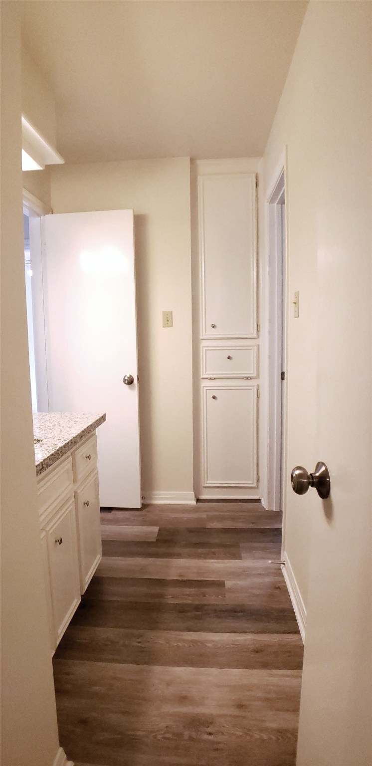 6607 Tournament Drive Houston, TX 77069 - Photo 33 of 46 a bathroom with a sink and mirror