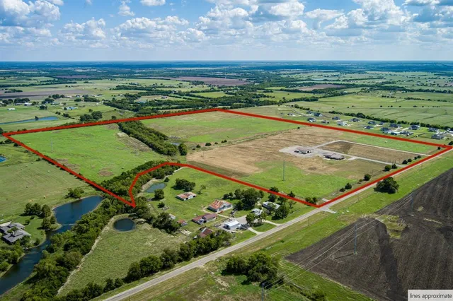 a view of a tennis court