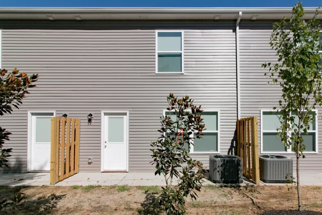 a view of a house with backyard