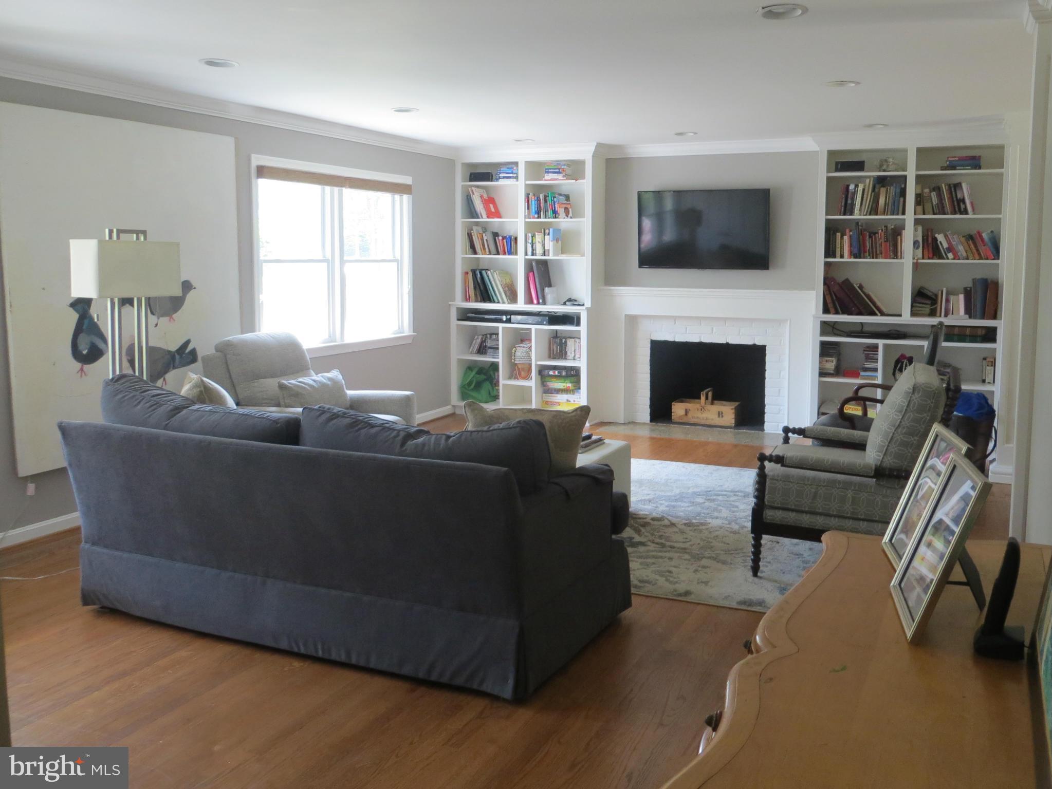 6202 Chesterbrook Road McLean, VA 22101 - Photo 2 of 20 Living Room