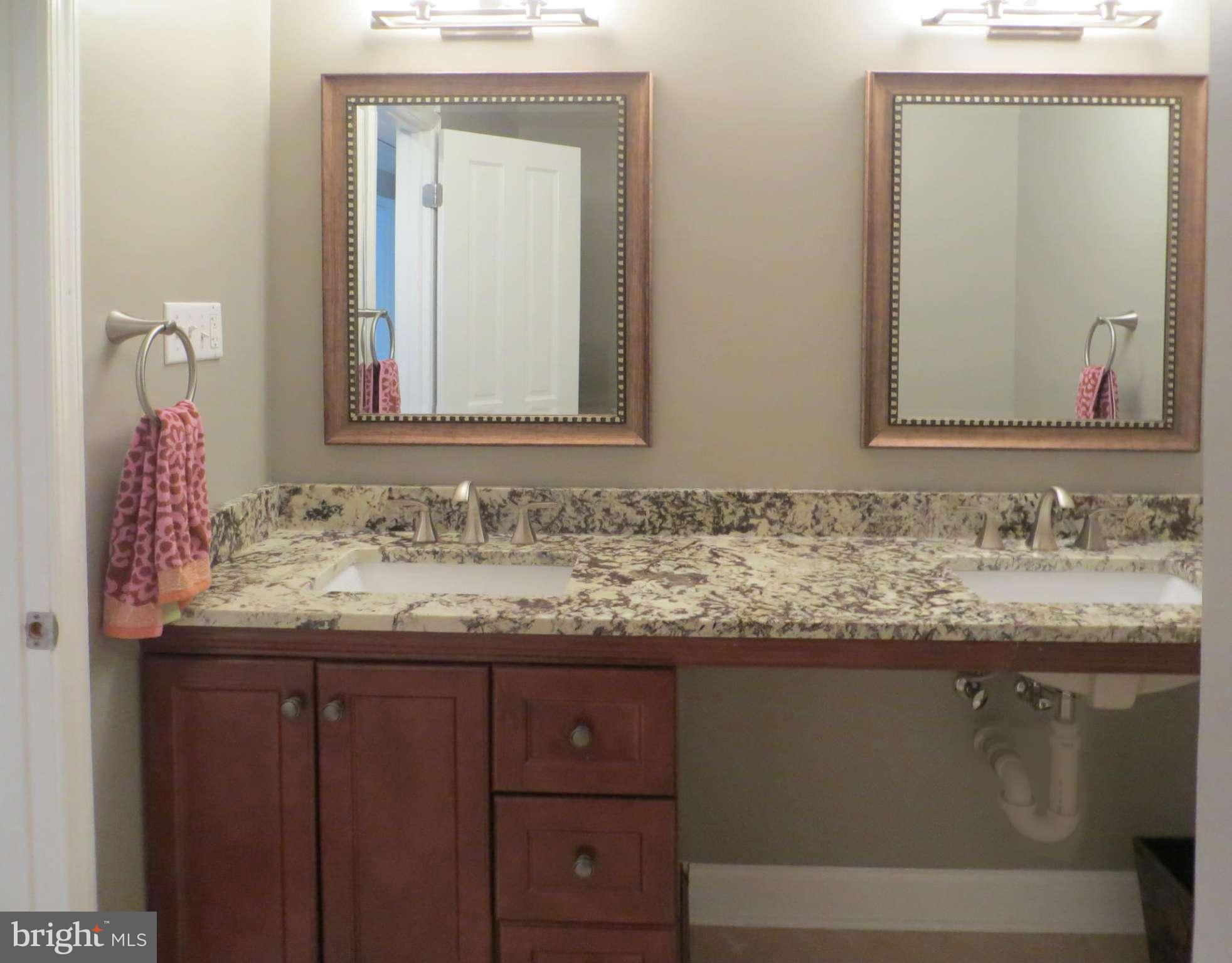 6202 Chesterbrook Road McLean, VA 22101 - Photo 10 of 20 Hall Bath