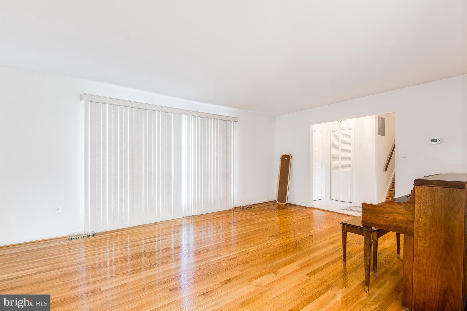 19116 Olney Mill Road Olney, MD 20832 - Photo 7 of 27 Living Room
