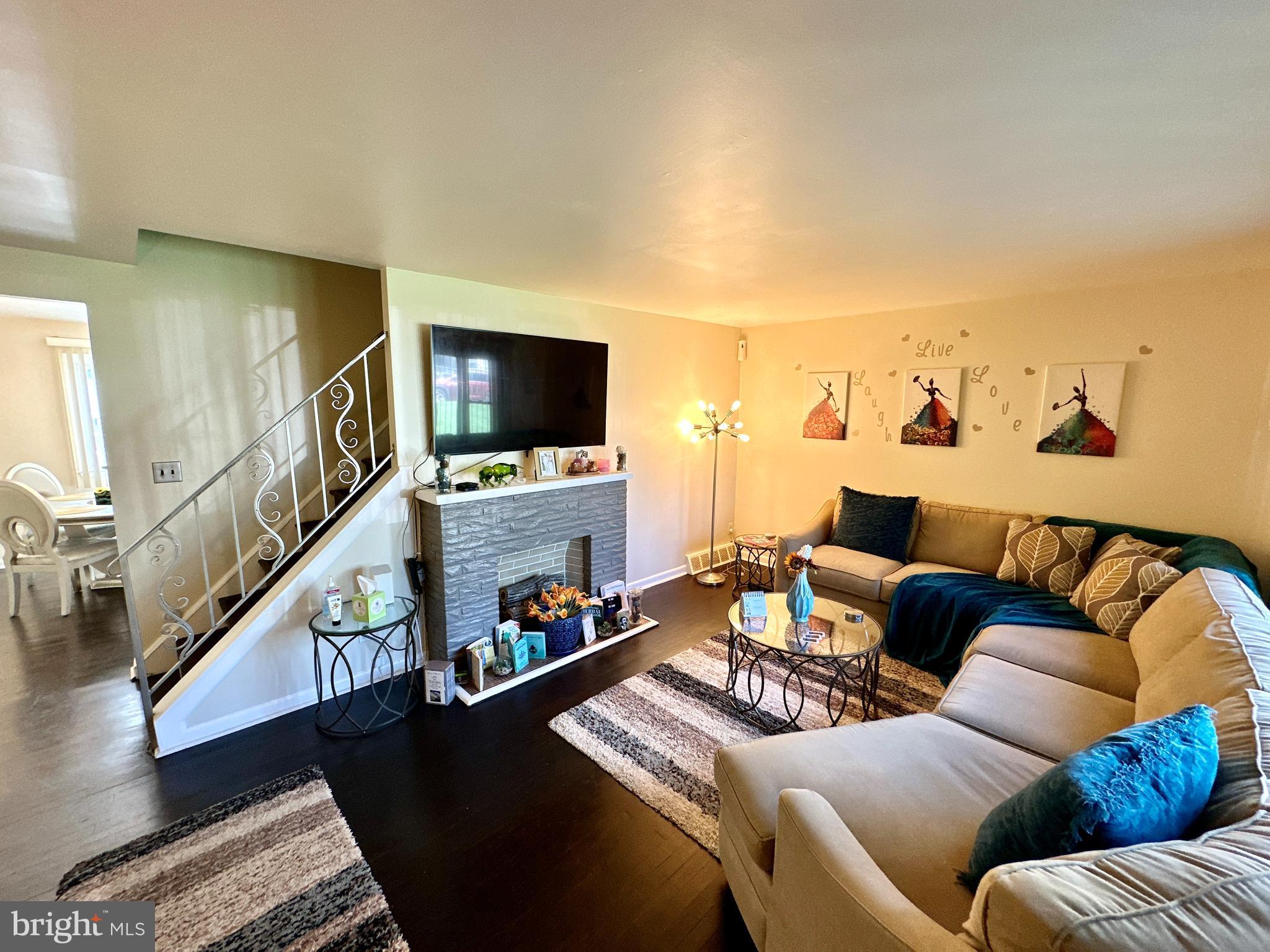 7151 Bexhill Road Windsor Mill, MD 21244 - Photo 4 of 28 Living Room