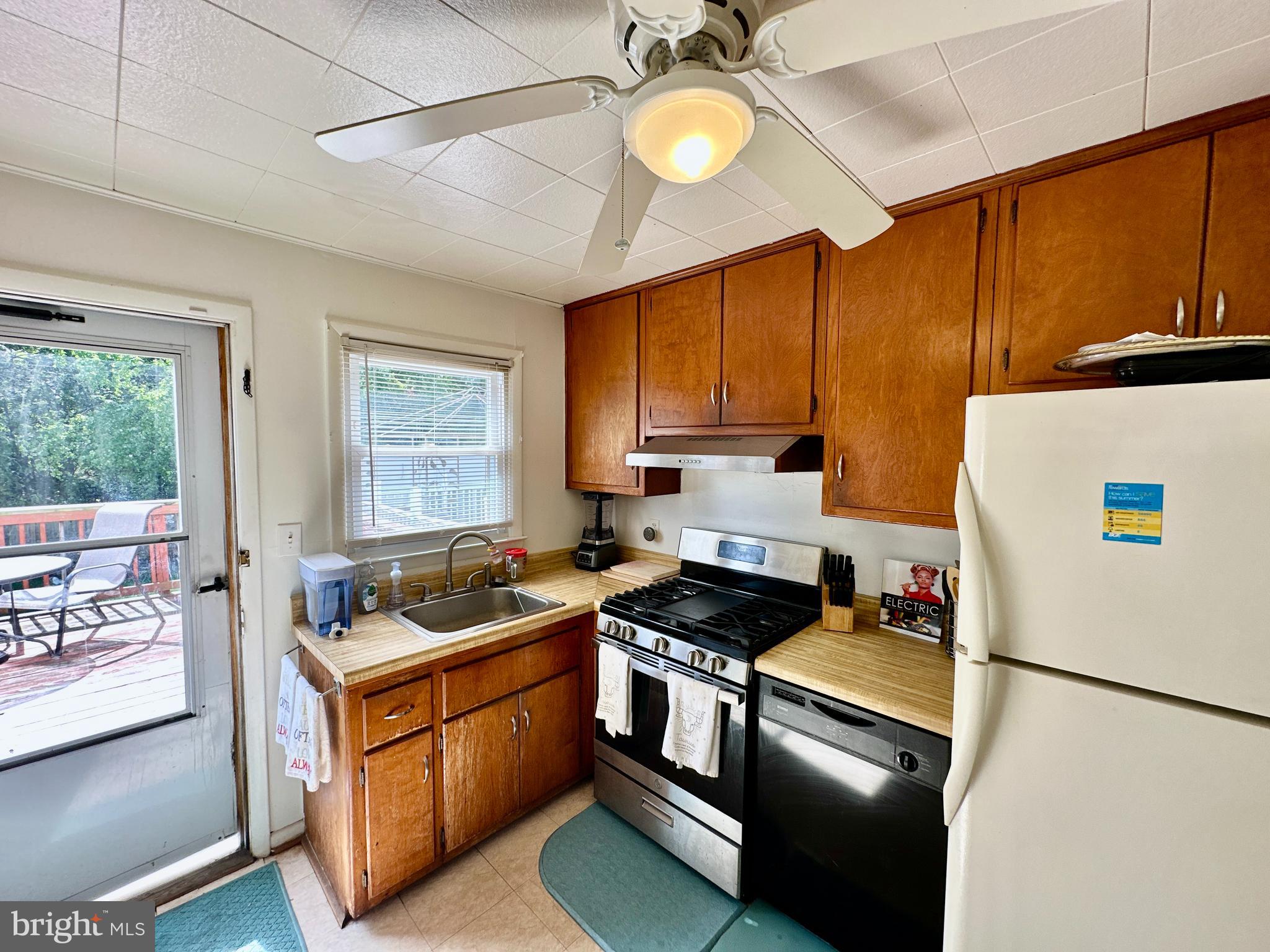 7151 Bexhill Road Windsor Mill, MD 21244 - Photo 8 of 28 Kitchen w/ Gas Range