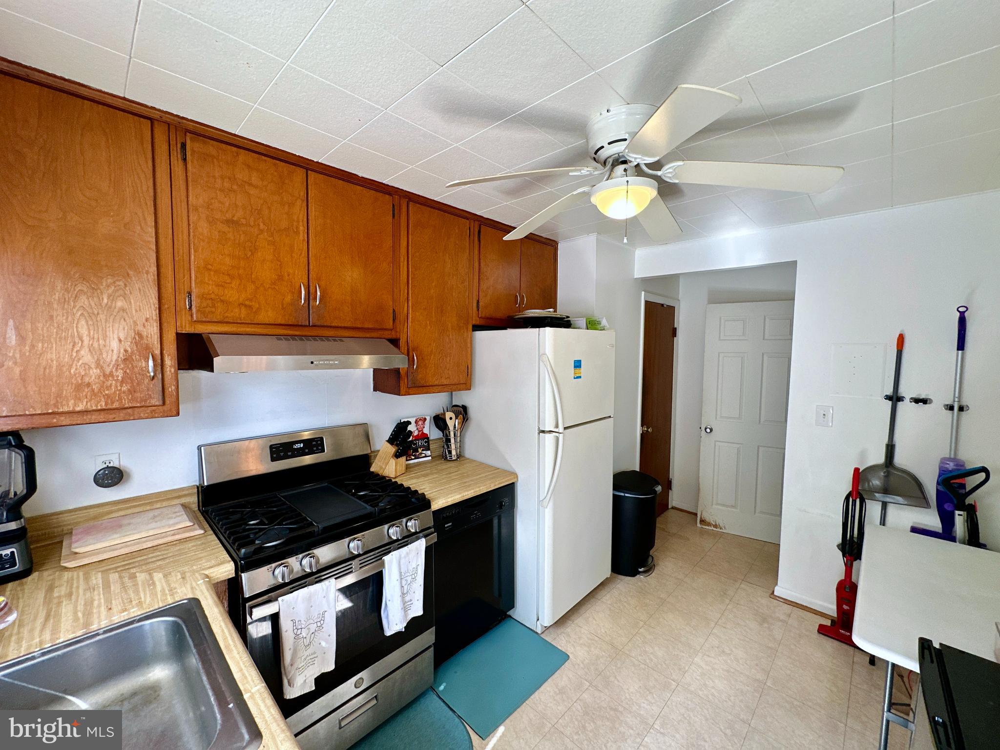 7151 Bexhill Road Windsor Mill, MD 21244 - Photo 9 of 28 Kitchen w/ Gas Range