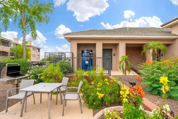 a view of entryway with outdoor area