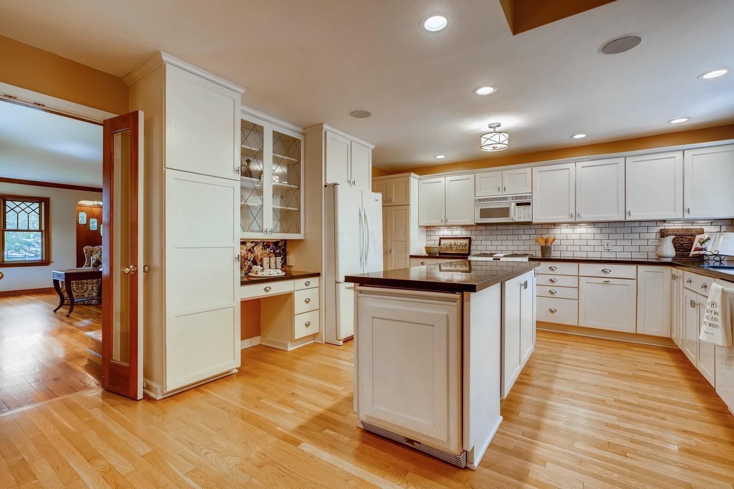 137 West Weisheimer Road Columbus, OH 43214 - Photo 6 of 31