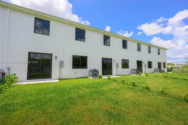a view of a house with backyard