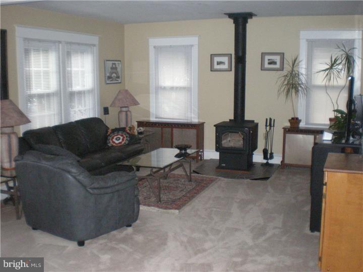 310 Warren Road Hatboro, PA 19040 - Photo 2 of 18 Living Room