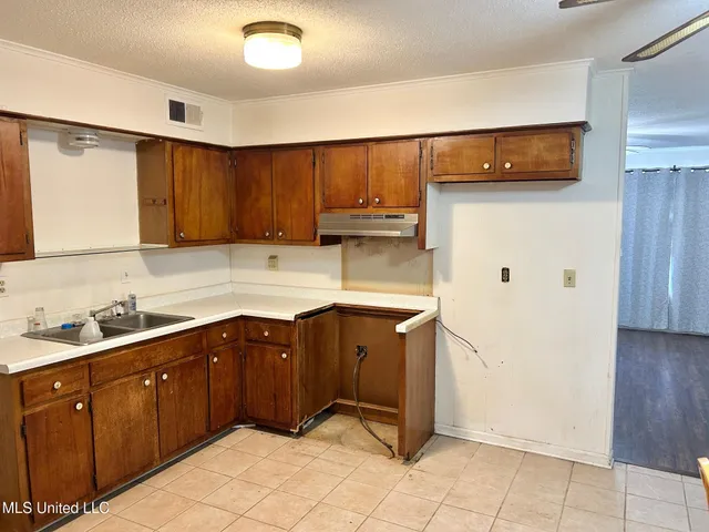 $152,900 | 5562 Caroline Drive, Horn Lake, MS 38637