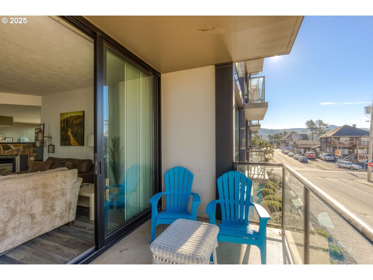 475 South Promenade, Unit 112 Seaside, OR 97138 - Photo 17 of 32 a picture of a living room with a couch
