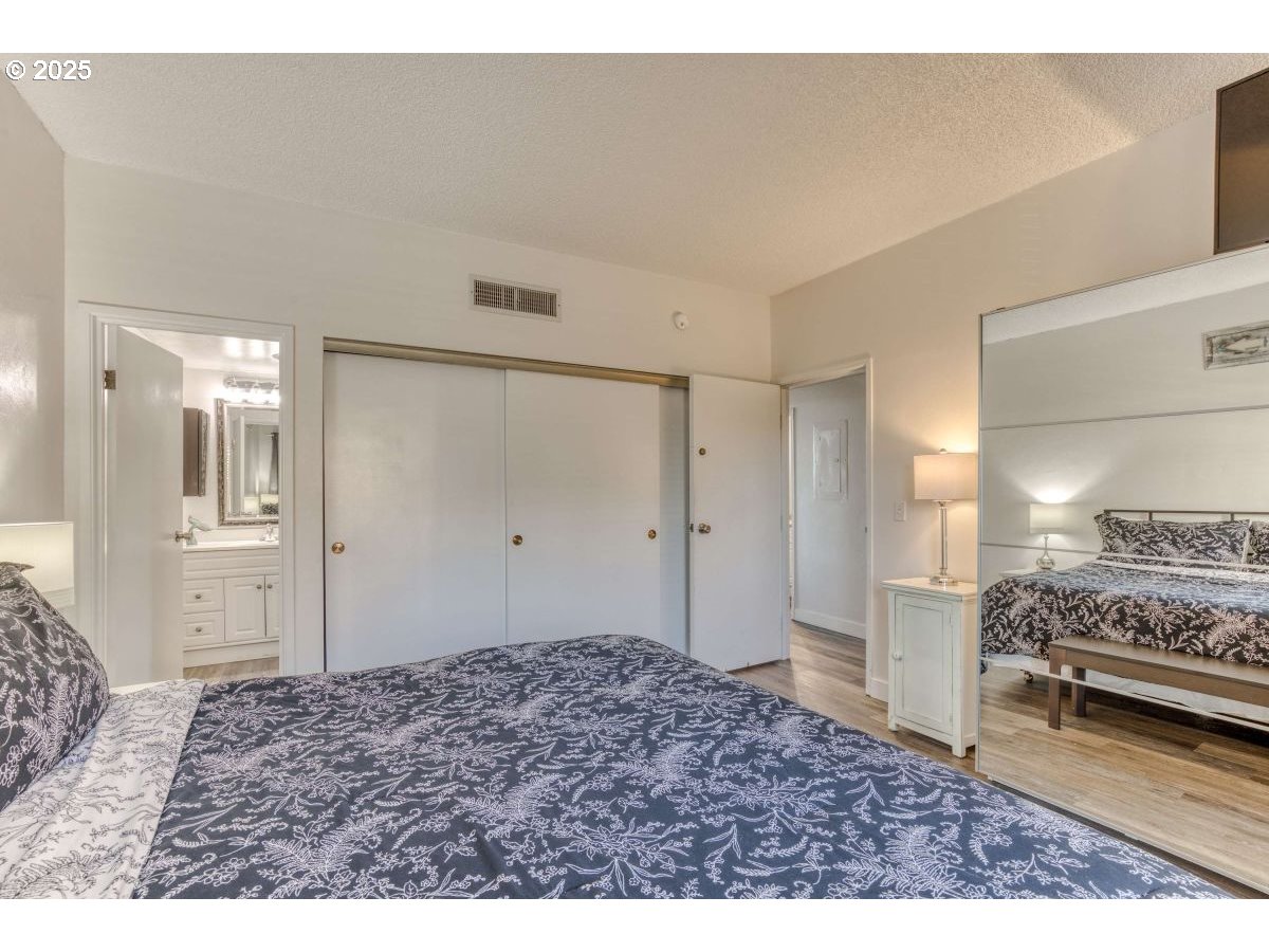 475 South Promenade, Unit 112 Seaside, OR 97138 - Photo 19 of 32 a view of a bedroom