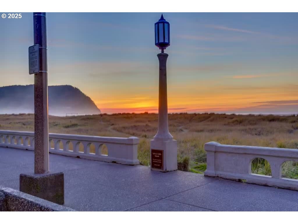 475 South Promenade, Unit 112 Seaside, OR 97138 - Photo 31 of 32 a view of a terrace with couches