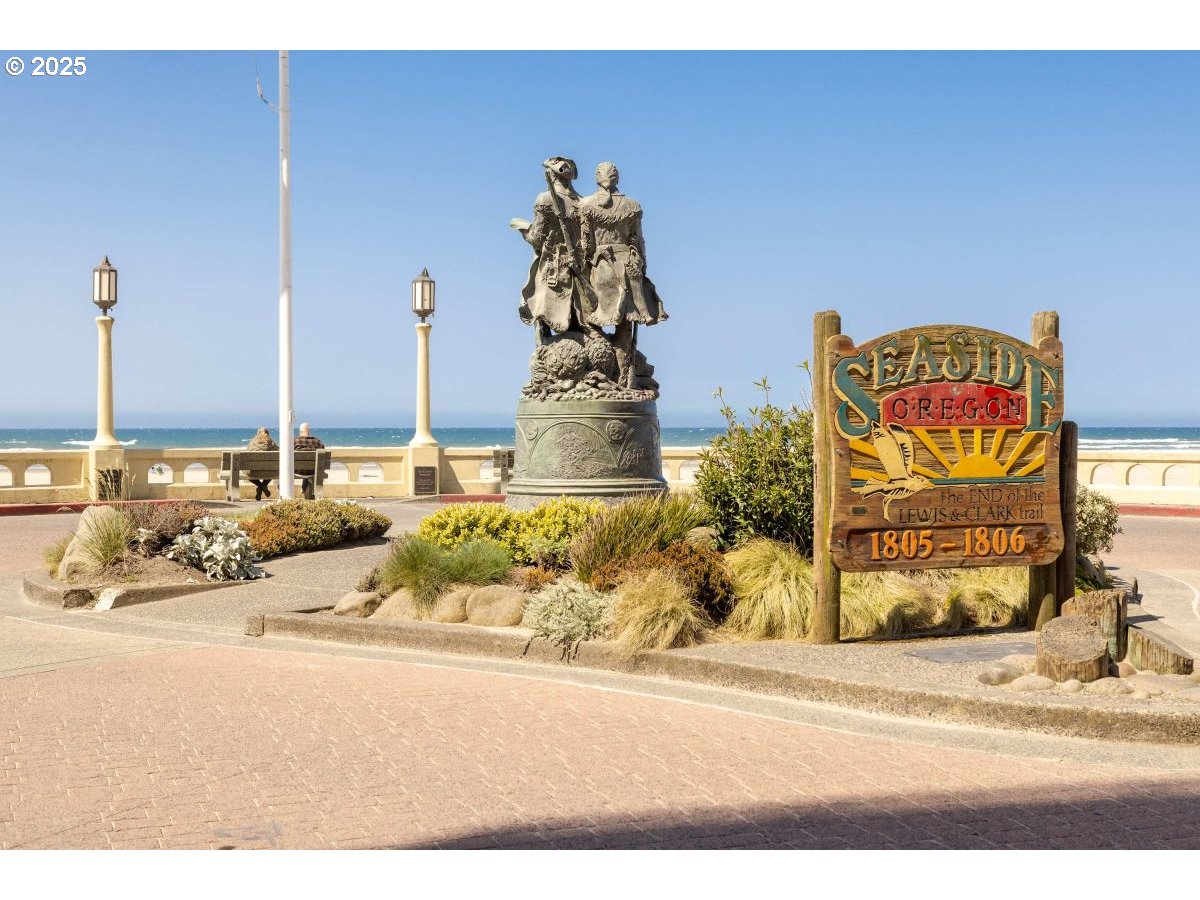 475 South Promenade, Unit 112 Seaside, OR 97138 - Photo 32 of 32 a bathroom with a sink and a mirror