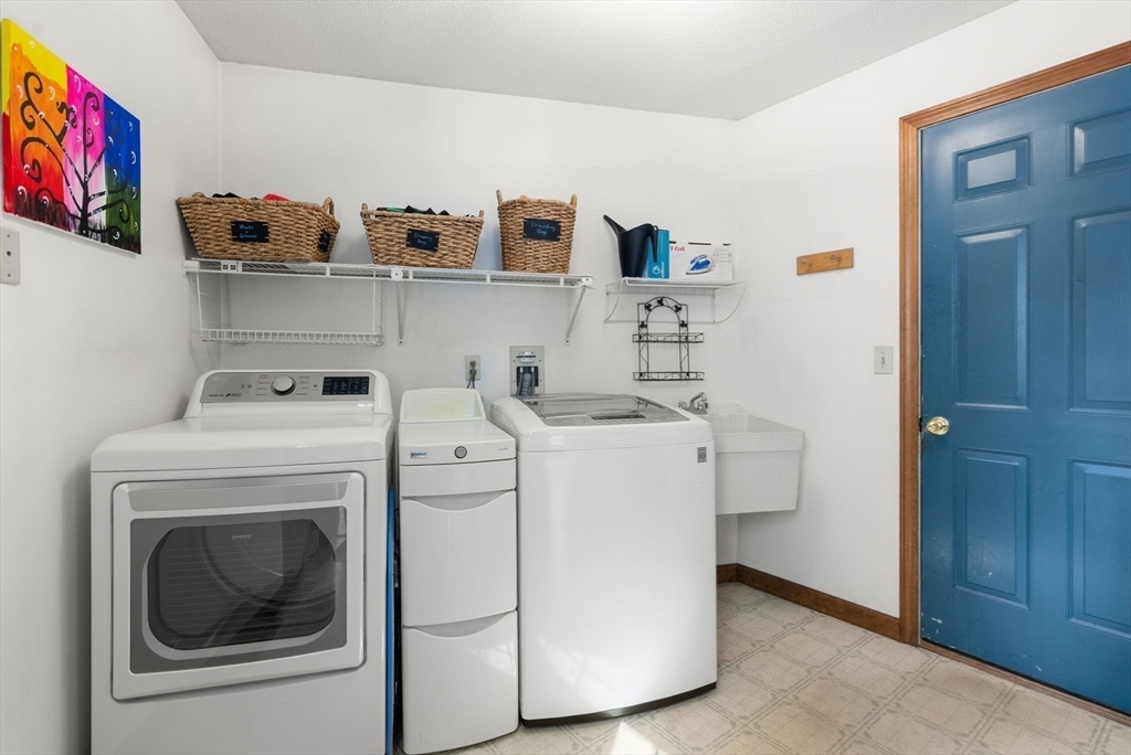 5 Blueberry Ridge Westfield, MA 01085 - Photo 20 of 34 a utility room with dryer and washer