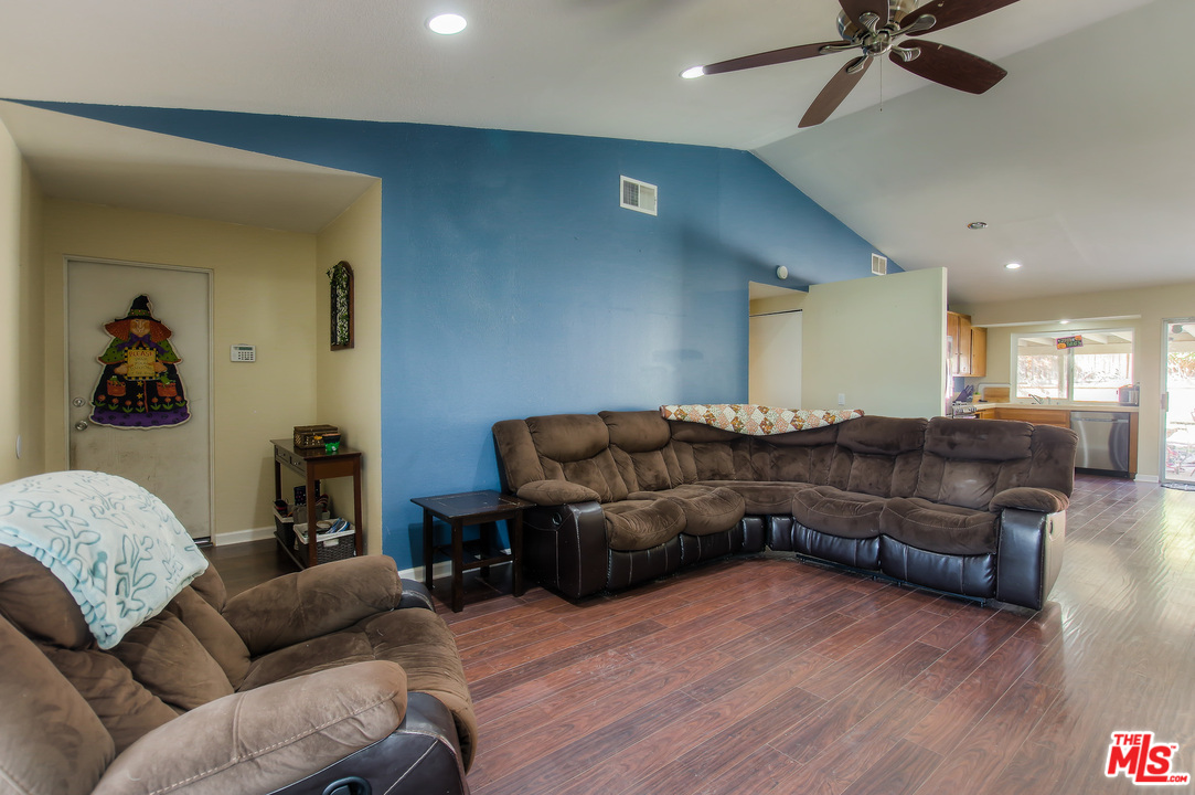 27875 Wakefield Road Castaic, CA 91384 - Photo 11 of 18 Gallery Image 11