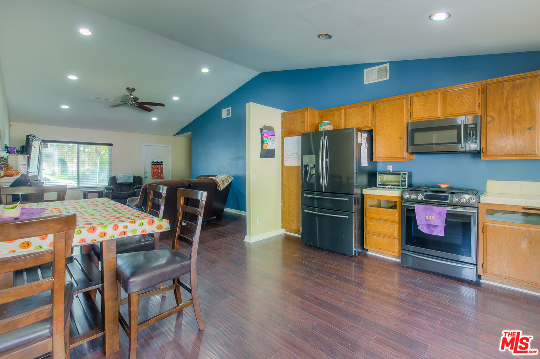 27875 Wakefield Road Castaic, CA 91384 - Photo 6 of 18 Gallery Image 6