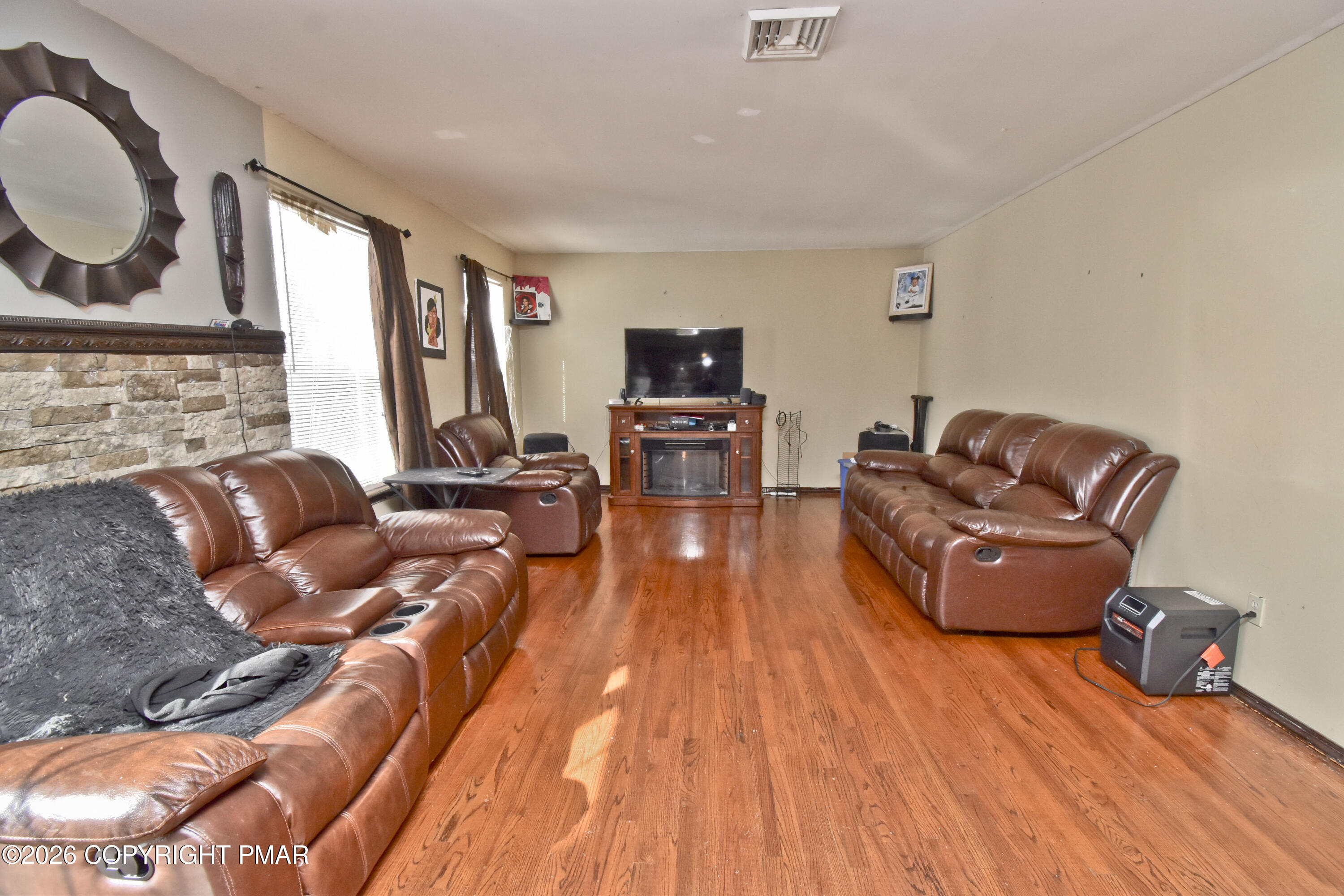 153 Totteridge Road Bushkill, PA 18324 - Photo 2 of 45 2 Family Room (1) x