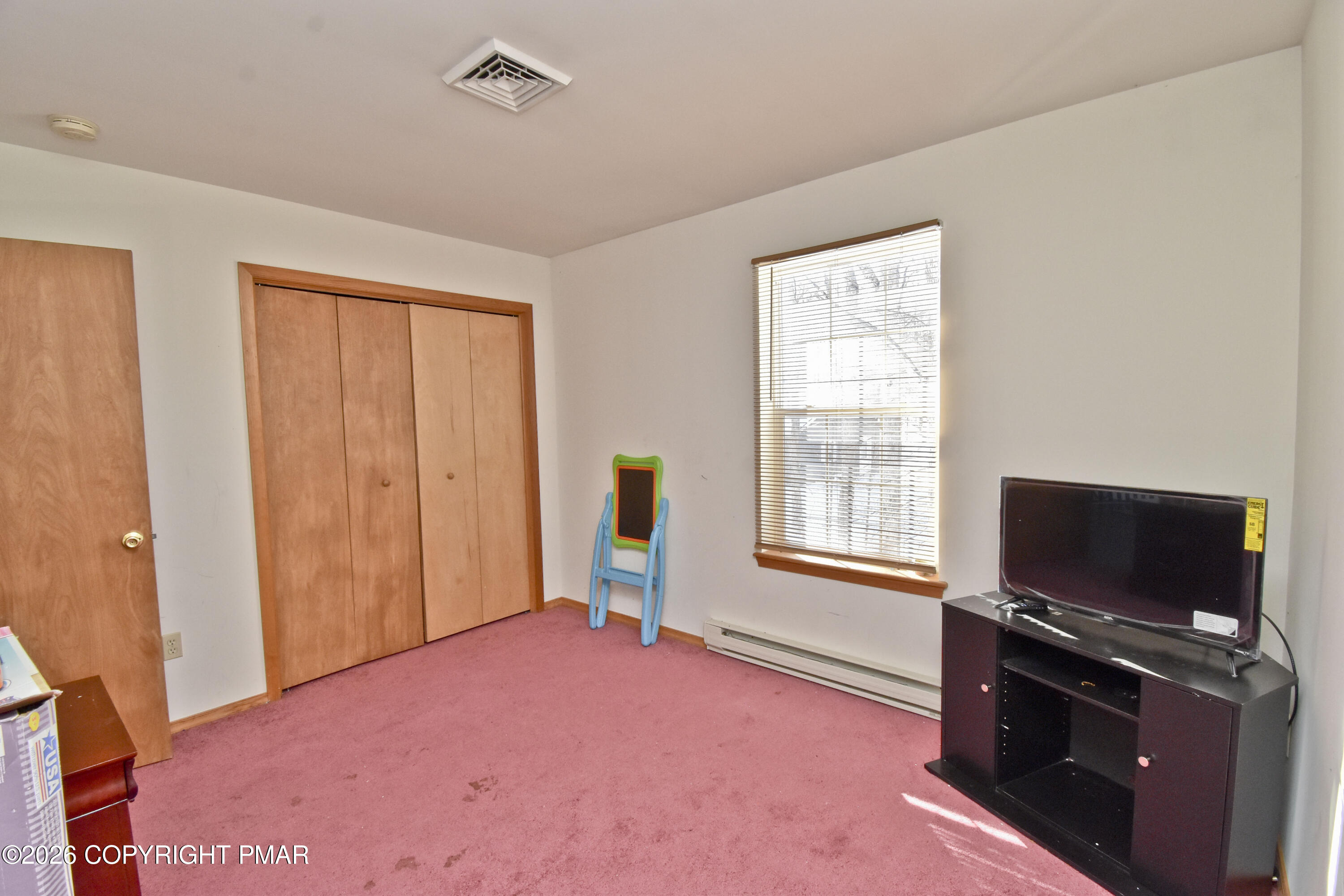 153 Totteridge Road Bushkill, PA 18324 - Photo 25 of 45 10 3rd Bed (2)