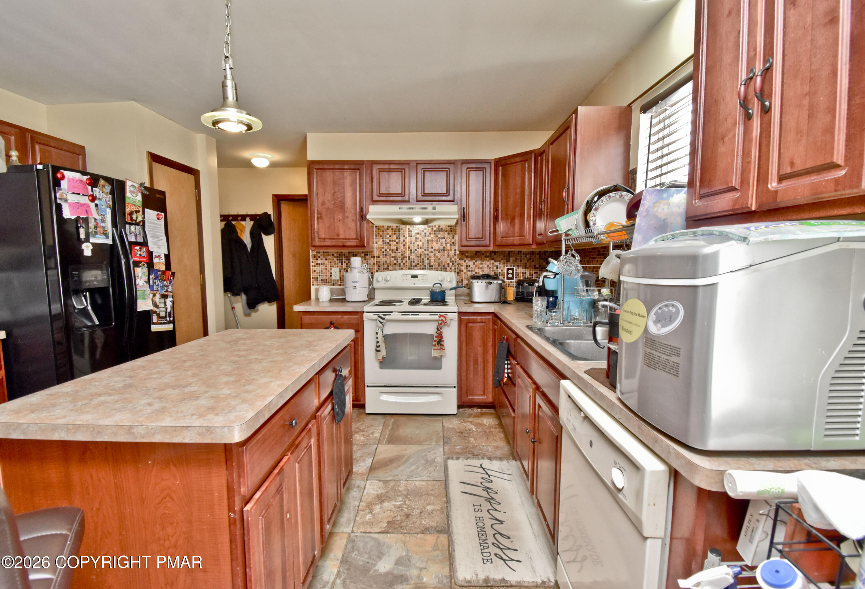 153 Totteridge Road Bushkill, PA 18324 - Photo 6 of 45 3 Kitchen (2)