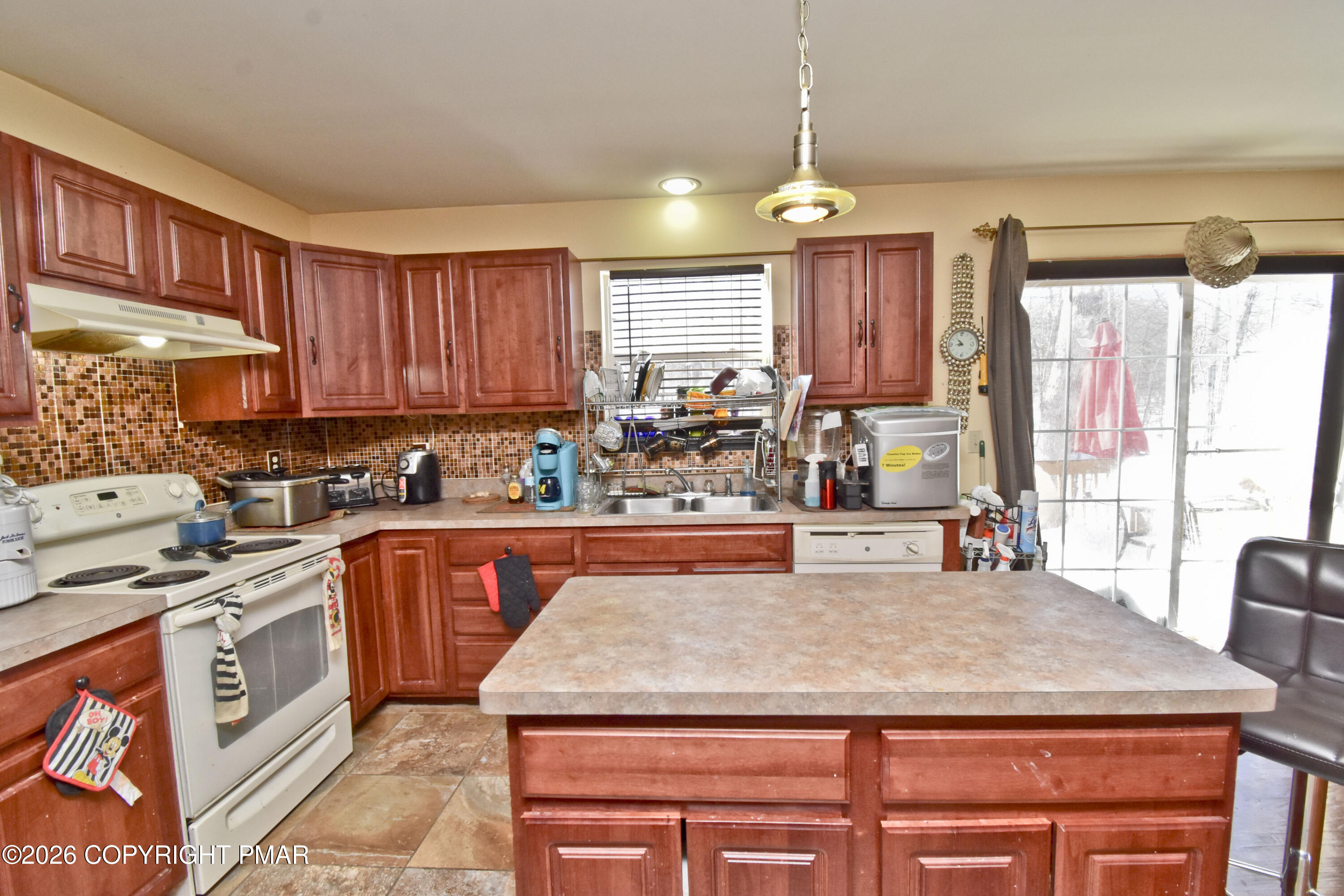 153 Totteridge Road Bushkill, PA 18324 - Photo 8 of 45 3 Kitchen (4)