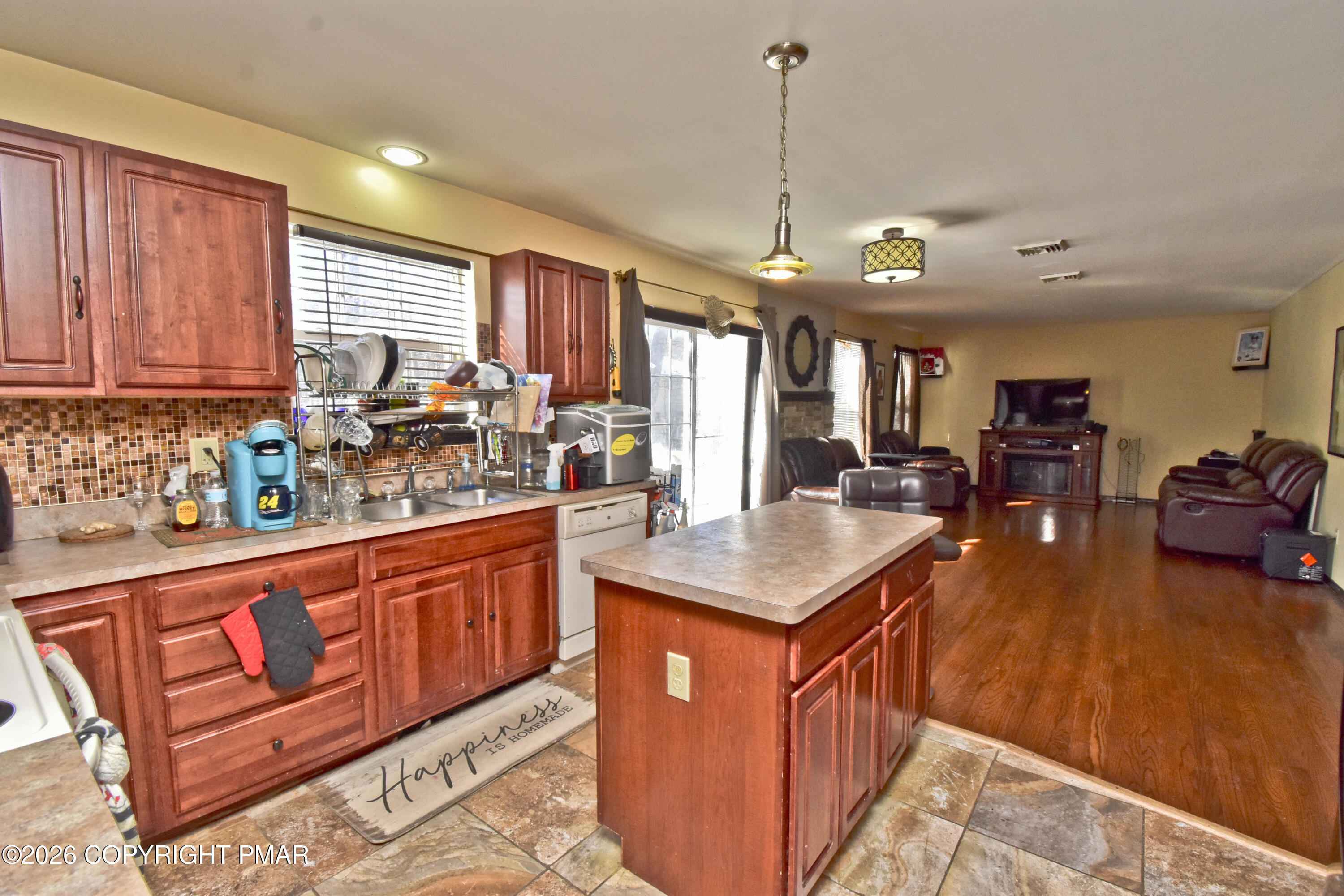 153 Totteridge Road Bushkill, PA 18324 - Photo 9 of 45 3 Kitchen (5)