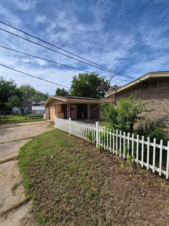 711 Cherry Street Ranger, TX 76470 - Photo 3 of 5