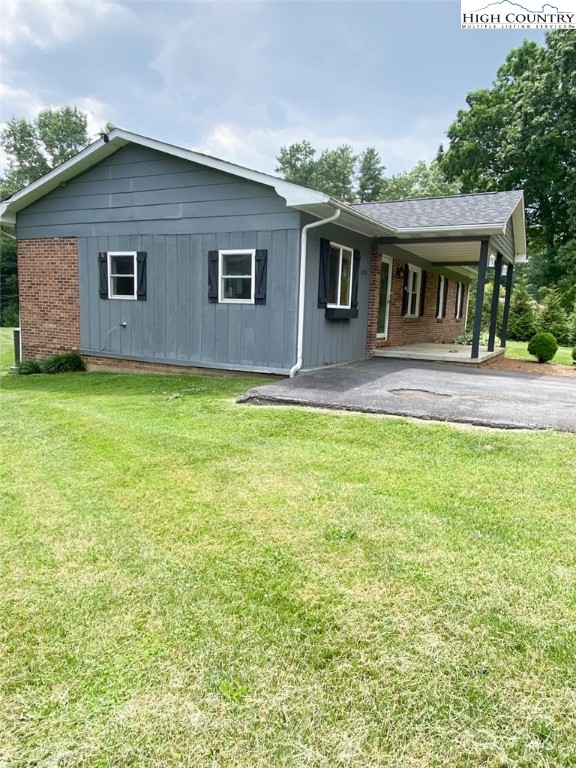 4122 Ridgeglen Road Sparta, NC 28675 - Photo 29 of 30 front view of house with a yard
