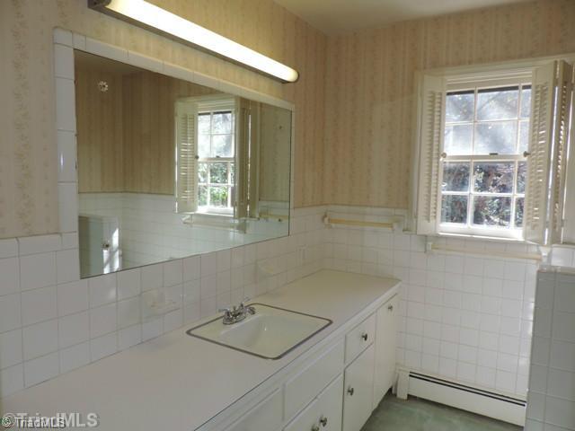 936 Council Street High Point, NC 27262 - Photo 10 of 16 Bath.