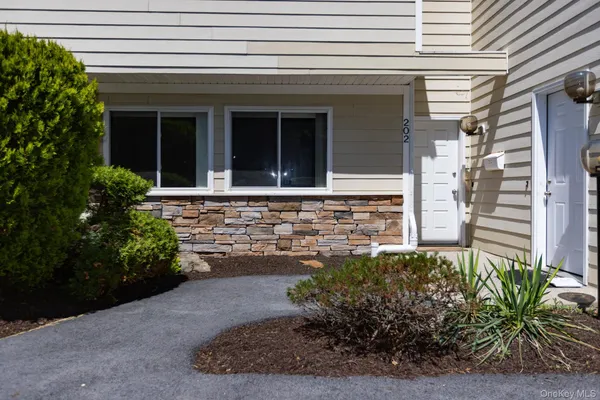 $379,900 | 202 Crystal Hill Lane, Poughkeepsie, NY 12603