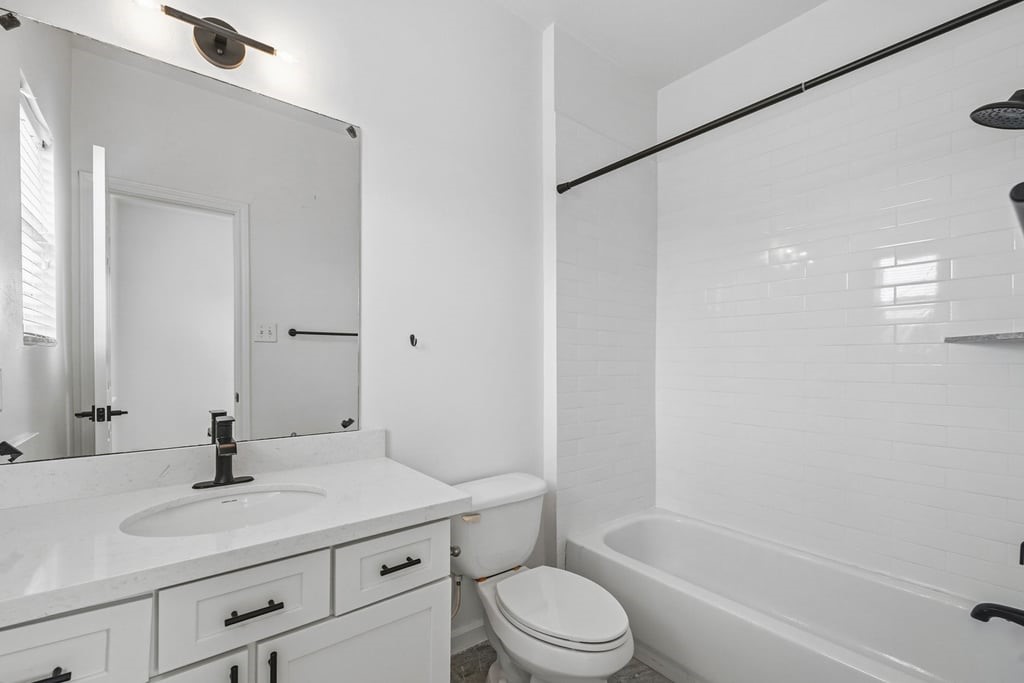 1128 West 26th Street Houston, TX 77008 - Photo 37 of 48 Secondary bathroom