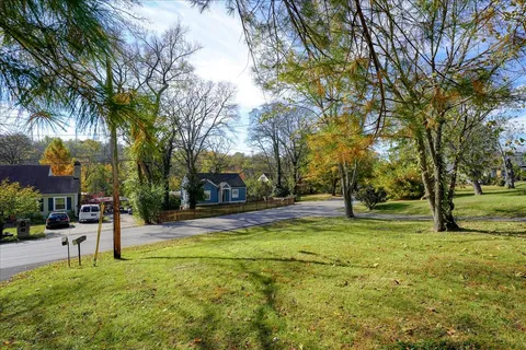 a view of a yard with a house