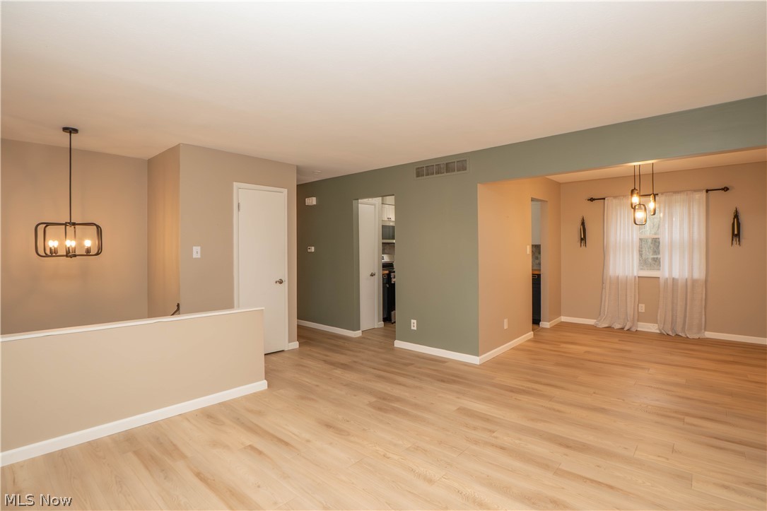 1423 Copley Meadows Drive Akron, OH 44321 - Photo 6 of 31 Living Room