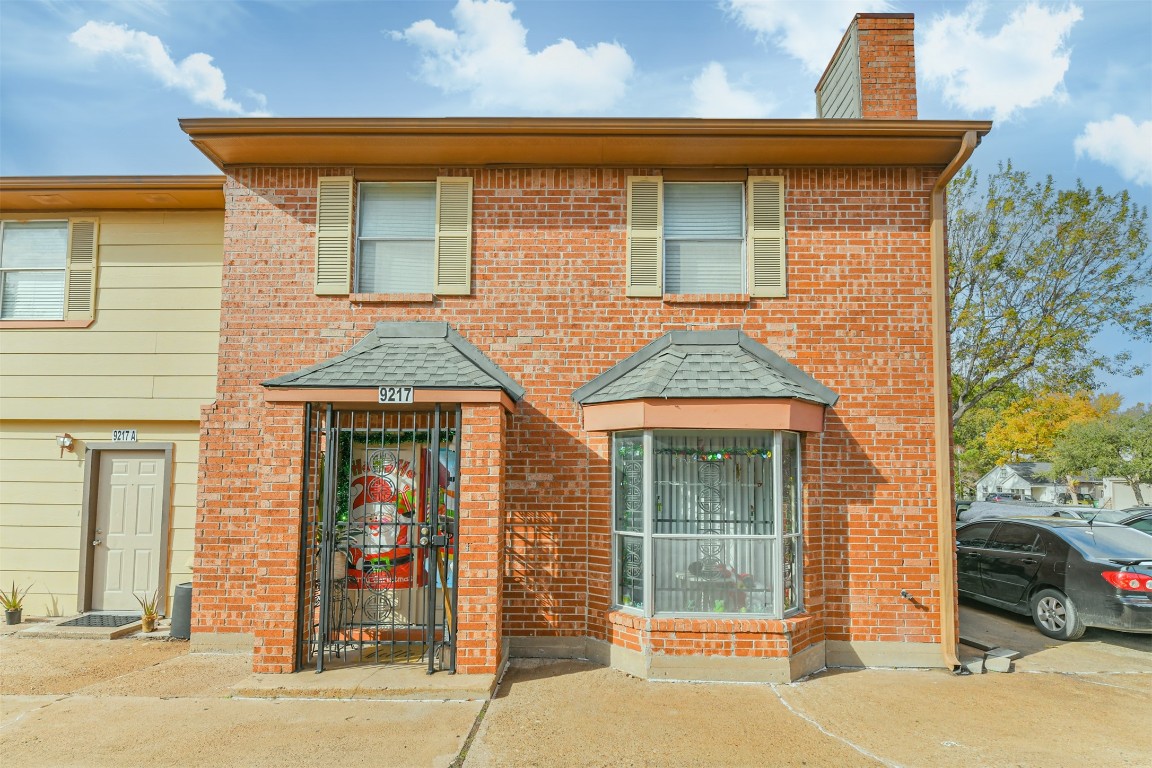 9217 Carousel Lane Houston, TX 77080 - Photo 4 of 38 a front view of a house