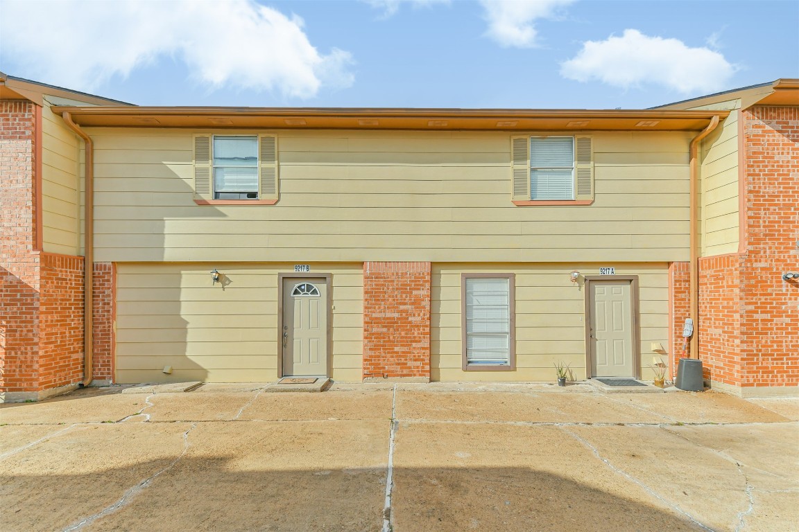 9217 Carousel Lane Houston, TX 77080 - Photo 7 of 38 a view of a brick house with many windows